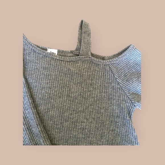 Knit cold shoulder sweater - Picture 3 of 4